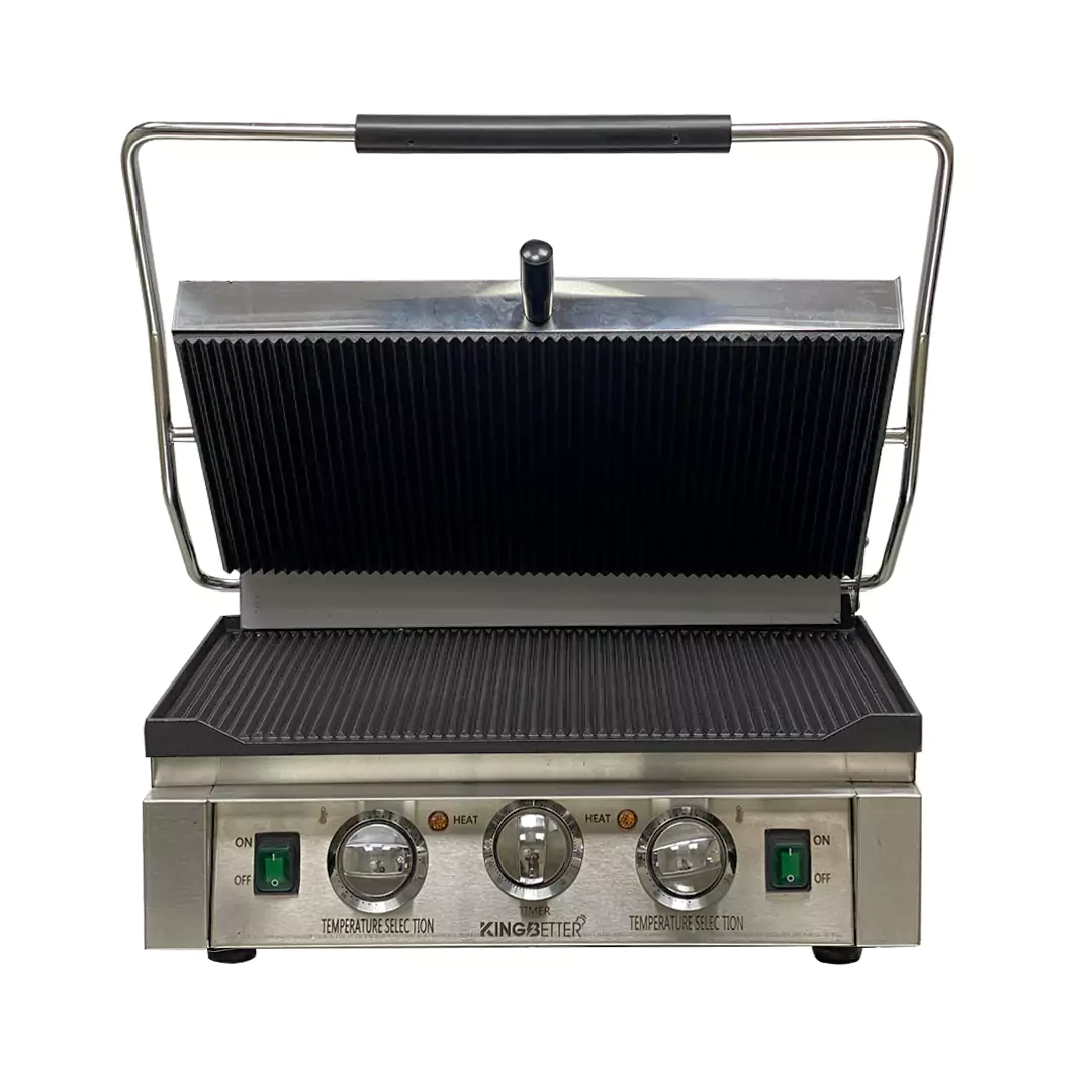 قیمت دستگاه ساندویچ ساز صنعتی برقی S-14E : دستگاه ساندویچ ساز یا همان دستگاه پنینی ساز صنعتی تک صفحه در سایز بزرگ یکی از بهترین و بروز ترین دستگاه های تهیه ساندویچ و پنینی است. دستگاه پنینی ساز صنعتی در سه مدل تک صفحه، دو صفحه و تک صفحه بزرگ در دو مدل برقی یا گازی از کشور چین به صورت مستقیم و بدون واسطه با نام تجاری برند معتبر ABA وارد و روانه بازار شده است. وظیفه این دستگاه پنینی ساز پرس کردن و گرم کردن ساندویچ و ترد و برشته شدن ساندویچ می باشد. استفاده بسیار راحتی دارد و شما می توانید بدون داشتن هیچ تجربه ی قبلی از این محصول فوق العاده کاربردی استفاده کنید. مشخصات دستگاه ساندویچ ساز صنعتی برقی S-14E برند ABA : ابعاد دستگاه ساندویچ ساز صنعتی برقی S-14E آبا دارای طولی به اندازه 54* عرض 45.5* ارتفاع 25.5 سانتی متر با ابعاد بسته بندی به طول * عرض* ارتفاع * سانتی متر به صورت بسته بندی کارتن پالت دار در انبار مجموعه آبا موجود می باشد. ابعاد صفحات چدنی ساندویچ ساز صنعتی در طول صفحه بزرگ * در عرض * سانت و هر صفحه درب * در * سانتی متری می باشد. وزن دستگاه ساندویچ میکر صنعتی آبا کیلوگرم وزن با بسته بندی درون کارتن و پالت * کیلوگرم می باشد و وزن دستگاه پنینی ساز برقی تک صفحه * کیلوگرم می باشد و همچنین سیستم دستگاه پنینی مجهز به میکروسوئیچ یعنی قطع کن به هنگام باز کردن درب دستگاه ساندویچ ساز می باشد. سوخت مصرفی دستگاه پنینی ساز تک صفحه بزرگ به صورت برقی بوده و منبع تغذیه حتما باید تکفاز شهری باشد تا اتصال به برق به مشکل نخورد، همچنین فرکانس وارد شده هرتز باید باشد تا دستگاه بتواند به خوبی و طولانی مدت کار کند. دستگاه پنینی دارای تک صفحه چدن نچسب بوده و قدرت این المنت بسیار مناسب برای پخت تعداد زیادی پنینی در ساعات طولانی می باشد. قدرت ورودی دستگاه پنینی ساز 3KW می باشد. یکی از مهمترین مزیت های این پنینی ساز صنعتی کم جا بودن آن است، زمانی که درب ساندویچ ساز صنعتی را میبندید فقط یک فضای 60 سانتی متری را اشغال می کند و به راحتی روی داخل کابینت و یا روی میزکار نیز می توانید قرار دهید. دستگاه پنینی ساز صنعتی دارای المان هاییست که به شما نشان می دهد دستگاه در چه وضعیتی قرار دارد و شما متوجه می شوید دستگاه روشن است یا به خوبی داغ می شود. جلوی دستگاه 2 عدد چراغ تعبیه شده که یکی با عنوان هات لایت (زمانی که دستگاه به دمای تنظیم شده ترموستات برسد روشن می شود) و دیگری چراغ پاور لایت ( زمانی که دستگاه را به برق می زنید روشن می شود) می باشد. به شما کمک می کند تا به درسته از روند کارکرد دستگاه خبر داشته باشید. دستگاه ساندویچ ساز دارای یک درب تمام استیل دارد که این درب یک جک دارد زمانی که درب را رها می کنید درب همون جا می ماند و به دست کاربر اسیب نمی زند و باعث له شدن دست سر آشپز نمی شود. این پنینی ساز دارای کلید استاندارد برای قطع و وصل کردن برق ساخته شده تا زمانی که دستگاه را به منبع تغذیه متصل می کنید به صورت خودکار دستگاه روشن نشود و نوسانات برق به دستگاه آسیب نزند. بدنه این دستگاه ساندویچ ساز از استیل درجه یک با کیفیت فوق العاده ساخته شده و همچنین دستگیره درب ساندویچ ساز از پلاستیک غیر قابل داغ شو و صفحه پنینی ساز از چدن درجه یک ساخته شده است. دستگاه پنینی ساز صنعتی برقی قابلیت تنظیم دما از 50 درجه تا 300 درجه سانتی گراد می باشد. مشخصات ظاهری دستگاه ساندویچ ساز صنعتی برقی S-14E: تمامی صفحات دستگاه ساندویچ ساز صنعتی برقی S-14E تک صفحه جهت شست و شو آسان تر و بهتر دستگاه قابل جدا شدن می باشد. بدنه ی دستگاه اسنک ساز خطی مانند دیگر محصولات مشابه که ساخته شده تماما از جنس استیل با این تفاوت که این دستگاه ساندویچ ساز خطی از استیل نگیر ساخته شده است. دسته دستگاه ساندویچ ساز که جهت باز و بسته شدن در دستگاه طراحی شده استیل می باشد ولی در برابر حرارت داغ شو است و ولی دست را نمیسوزاند. لازم بذکر است که این مدل اسنک ساز ها مجهزبه سیستم کنترل حرارت مستقیم است و به طور یکنواخت و یکسان حرارت را به همه جای اسنک ساز پخش میکند. این دستگاه بیشترین کاربرد برای گریل کردن گوشت، ساندویچ، اسنک و همچنین دیگر غذا ها می باشد از این دستگاه هم به عنوان ساندویچ ساز و هم به عنوان اسنک ساز قابل استفاده در تمامی رستوران و فست فود و... می باشد. همچنین دستگاه دارای محافظ دمای داخلی که قابل اعتماد و ایمن می باشد. استفاده از این دستگاه ساندویچساز در مکان های شلوغ مناسب است محل هایی که رفت آمد در آنجا بیشتر باشد. دستگاه ساندویچ ساز صنعتی آبا یکی از چندین محصولات وارداتی این برند فوق العاده ایرانی است. دستگاه سوسیس پر کن آبا در سه ظرفیت و دو نوع به بازار ایران عرضه کرده است و در فروشگاه و سایت تجهیزشو تمامی این مدل ها موجود می باشد. شما میتوانید هم به صورت حضوری که در آدرس انتهای همین صفحه گذاشته شده است مراجعه نمایید و یا به صورت انلاین در صفحه ی مربوطه سوسیس پر کن سایت تجهیزشو مشاهده نمایید و سفارشتون را ثبت نمایید. نحوه ثبت و خرید دستگاه ساندویچ ساز صنعتی آبا برقی : خرید دستگاه ساندویچ ساز صنعتی آبا از 3 روش امکان پذیر است که در ادامه به شما هر سه روش را خواهم گفت. روش اول: شما میتونید با مراجعه حضوری به دفتر فروش ما در تهران واقع در، استان تهران، شوش، فدائیان اسلام، بعد از پل بعثت، نبش کوچه 43 (روبه روی تکسنتر بازار برنج ایران ) ، پلاک 312 دفتر مجموعه توسعه نیکان آبا تشریف بیارید و از شورم ما دیدن نمایید و به راحتی با مشاهده تمام محصولات و تست سالم بودن آنها به راحتی از ما خرید نمایید. روش دوم: سفارش به صورت آنلاین که شما میتونید یا از طریق سایت تجهیزشو با رجوع کردن به صفحه مربوطه محصول مد نظر مثل دستگاه ساندویچ ساز صنعتی آبا را با طی کردن مراحل خرید سفارشتان را ثبت و روش ارسال محصول را نیز که از طریق پیک ( فقط سفارش های استان تهران ، با انتخاب این روش می توانید در صورت موجود بودن محصول آن را یک روزه تحویل بگیرید )، از طریق تیپاکس یا باربری و ترمینال ( برای استان های دیگر) را انتخاب نمایید و که معمولا بین 5 تا 7 روز کاری ارسال میشود. روش سوم: ثبت سفارش به صورت تلفنی یا از طریق واتساپ، شما می توانید با دفتر فروش به شماره 55310311-021 تماس گرفته و با مشاوره رایگان مدیران فروش این مجموعه به راحتی محصول مد نظر مناسب ترین نوع را انتخاب و خرید نمایید، همچنین با مراجعه به واتساپ که روی صفحه اصلی سایت قرار داده ایم با مسئولان پشتیبانی در ارتباط باشید و سفارشتان را ثبت نمایید. قیمت دستگاه ساندویچ ساز صنعتی آبا مدل S-14E: همانطور که میدانید قیمت محصولات الخصوص محصولات وارداتی بخاطر نوسانات قیمت دلار و ارز معمولا در حال تغییر می باشد. مجموعه توسعه نیکان آبا در تلاش است که بهترین محصول را با مناسب ترین قیمت به بازار عرضه کند. قیمت محصولات سایت معمولا به روز رسانی است اما بخاطر تعداد بالای محصولات در سایت ممکن است برخی از آنها به روز رسانی نشده باشد و بعد از خرید با شما مشتریان عزیز تماس گرفته و این موضوع اعلام خواهد شد. قیمت دستگاه دستگاه ساندویچ ساز صنعتی برقی S-14E برند ABA: قیمت دستگاه ساندویچ ساز صنعتی برقی S-14E 20/000/000 تومان می باشد. کارکرد دستگاه ساندویچ ساز صنعتی برقی S-14E جدید: قابلیت استفاده در انواع کافی شاپ ها و رستوران ها، کافه ها، کترینگ ها و دیگر آشپزخانه هایی که مشغول به تهیه انواع ساندویچ با طعم های متفاوت می باشد.